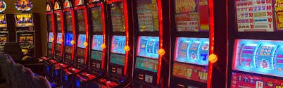 Antarmuka aplikasi Android mahacuan77 dengan menu permainan slot dan live casino